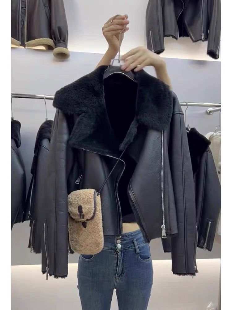 Abbigliamento da donna, abbigliamento da motociclista corto, cappotto in pelliccia sintetica di agnello e lana nera, giacca con revers in pelle da donna per autunno e inverno_voghion.com