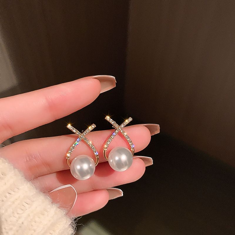 Orecchini di lusso francesi leggeri con perle di diamanti in vero oro placcato in argento e ago intarsiato, alla moda ed eleganti._voghion.com