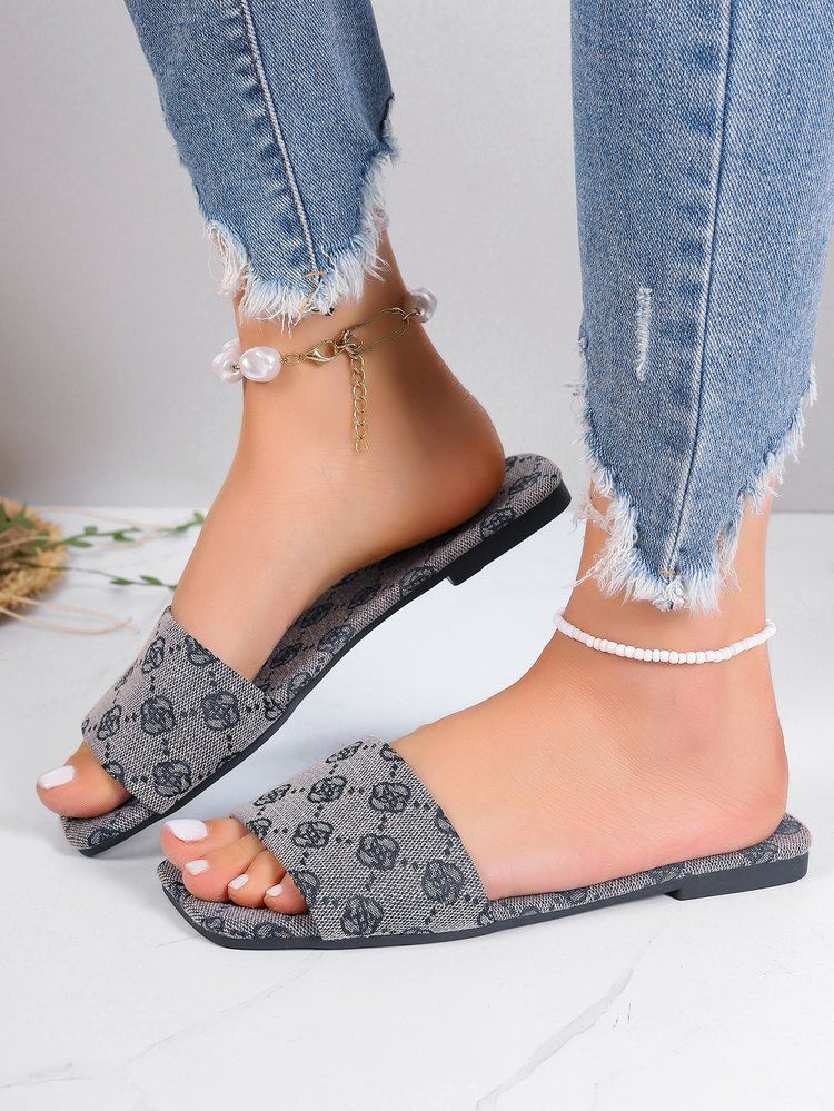 Euroopa ja Ameerika väliskaubanduse suured lameda põhjaga üherealised tikitud sussid naistele, mis on mõeldud piiriüleseks õuerõivasteks ja kergeteks rannasandaalideks._voghion.com