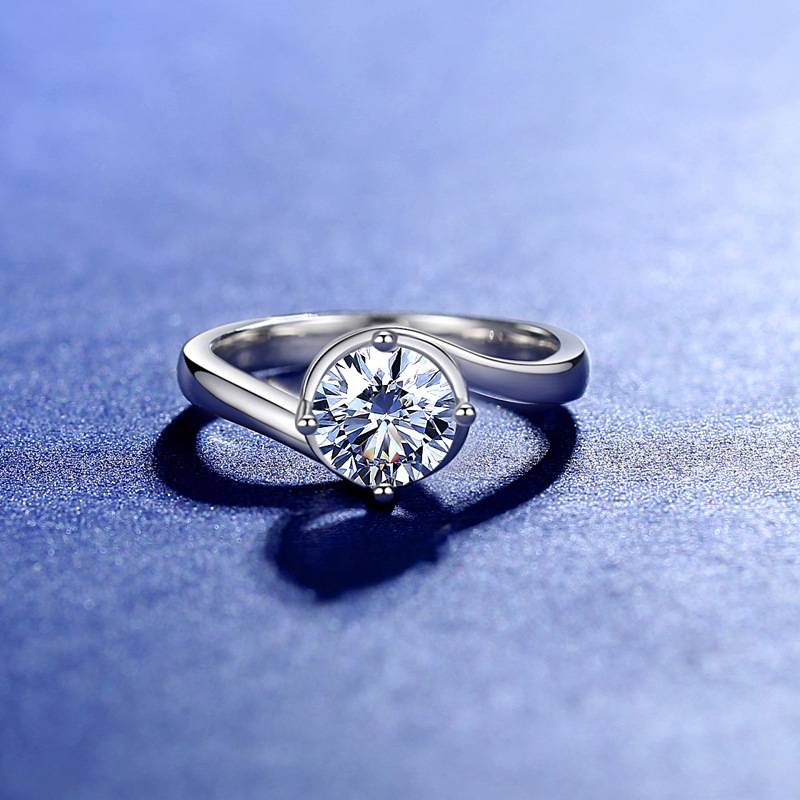 Anello in argento sterling S925 per donna, classico, versatile, temperamento, anello da dito con moissanite a quattro griffe, 1 ct, braccio a torsione_voghion.com