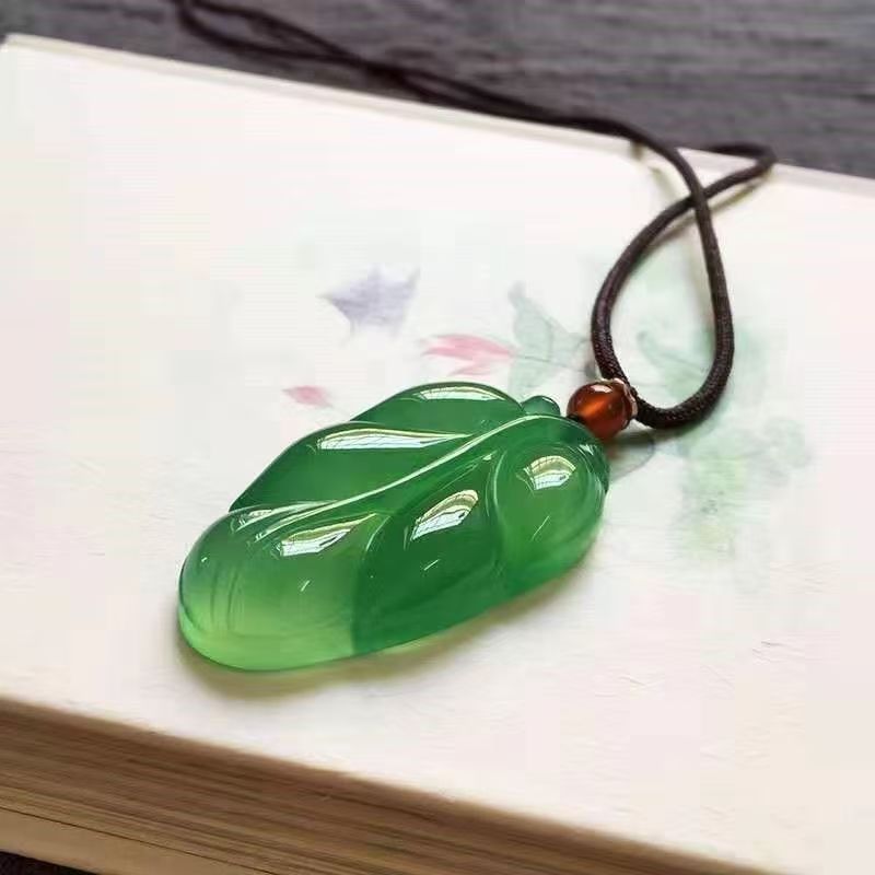Ice-grade Jasperite Jade-green Leaf Pendant, Green Jasperite Pendant, Jade Necklace, Golden Plumage And Jade Leaves._voghion.com