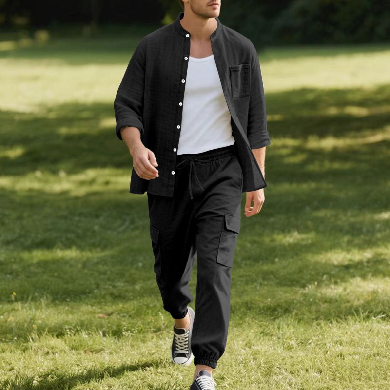 Adatto a tutte le stagioni, completo da uomo con camicia a maniche corte, semplice e casual, con colletto alto e pantaloni lunghi in lino_voghion.com