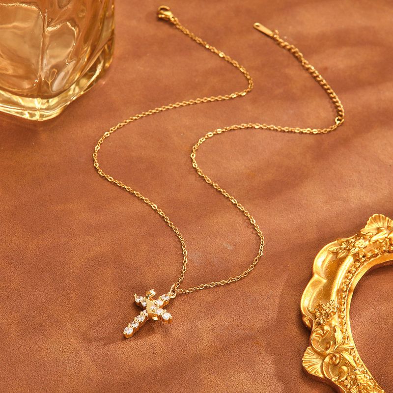 Collana da donna alla moda con ciondolo creativo a forma di croce intarsiata in zircone placcato oro in ottone di grande vendita_voghion.com