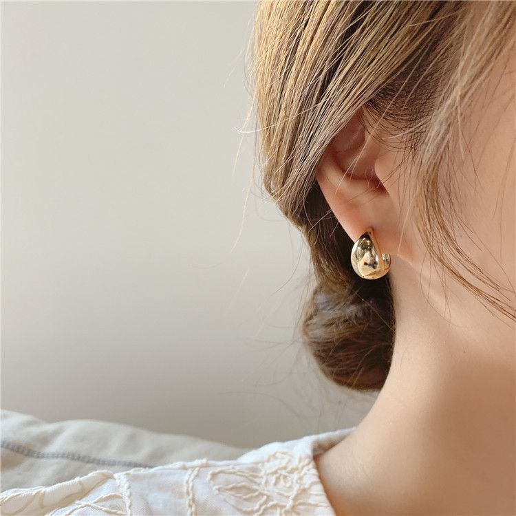Orecchini ovali di design di nicchia per le donne in stile retrò orecchini in metallo temperamento di celebrità di Internet fibbie per le orecchie semplici accessori per le orecchie_voghion.com