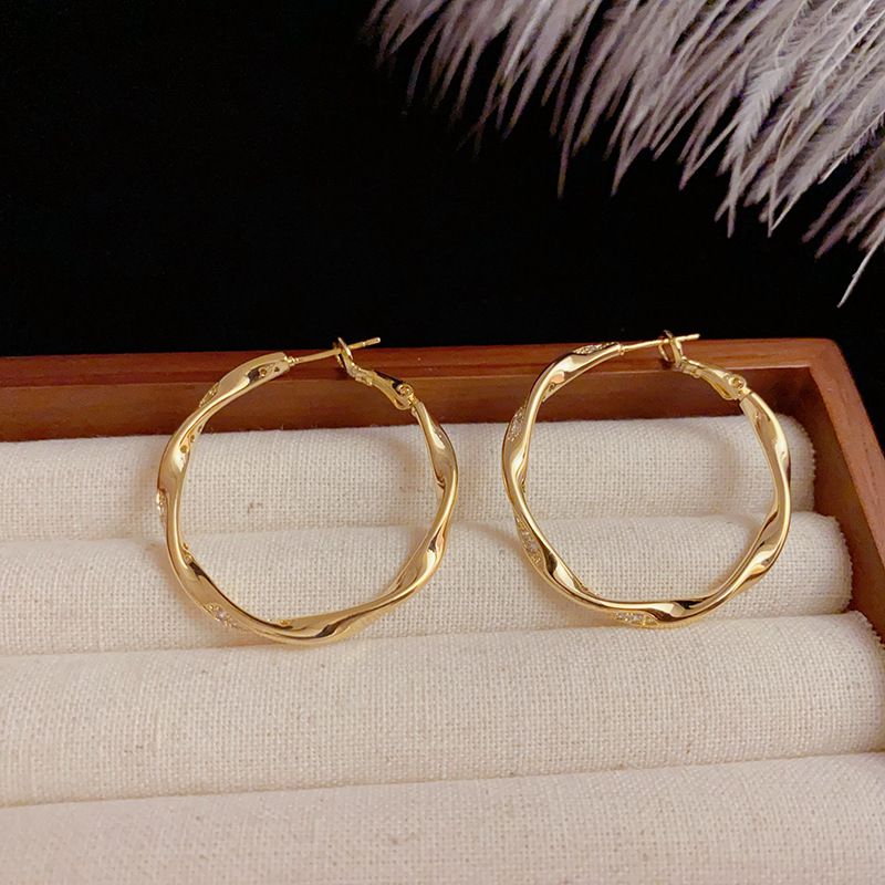 Orecchini a cerchio in metallo tempestati di diamanti, di alta qualità, di moda minimalista, dal design di nicchia, stile freddo, personalità, celebrità di Internet_voghion.com