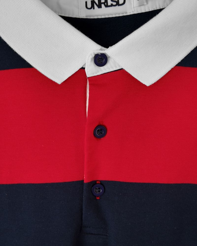 Polo estiva unisex con motivo tridimensionale completamente ricamato, a righe multiple, con lettere a contrasto nere e rosse, da uomo_voghion.com