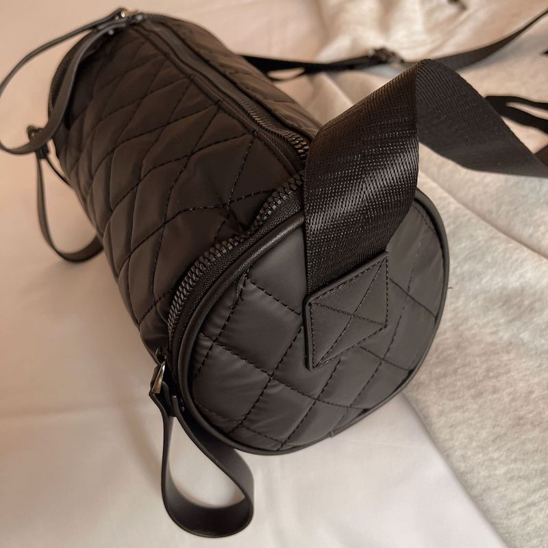 Cuscino a tracolla da donna con cilindro Lingge in tessuto di nylon Oxford 2024 Nuova borsa a secchiello per l'acqua a scacchiera_voghion.com