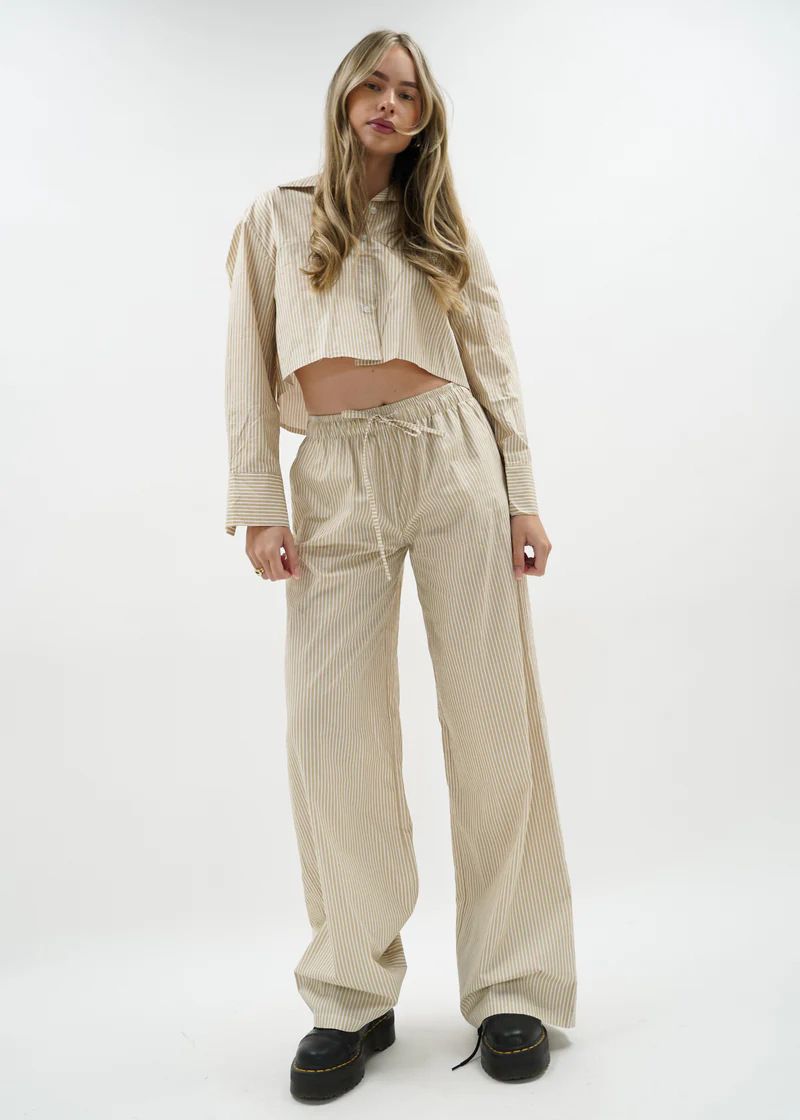 Ensemble 2 pièces pour femme, chemise décontractée à col rayé, bretelles simples et pantalon large, nouvelle collection 2025_voghion.com