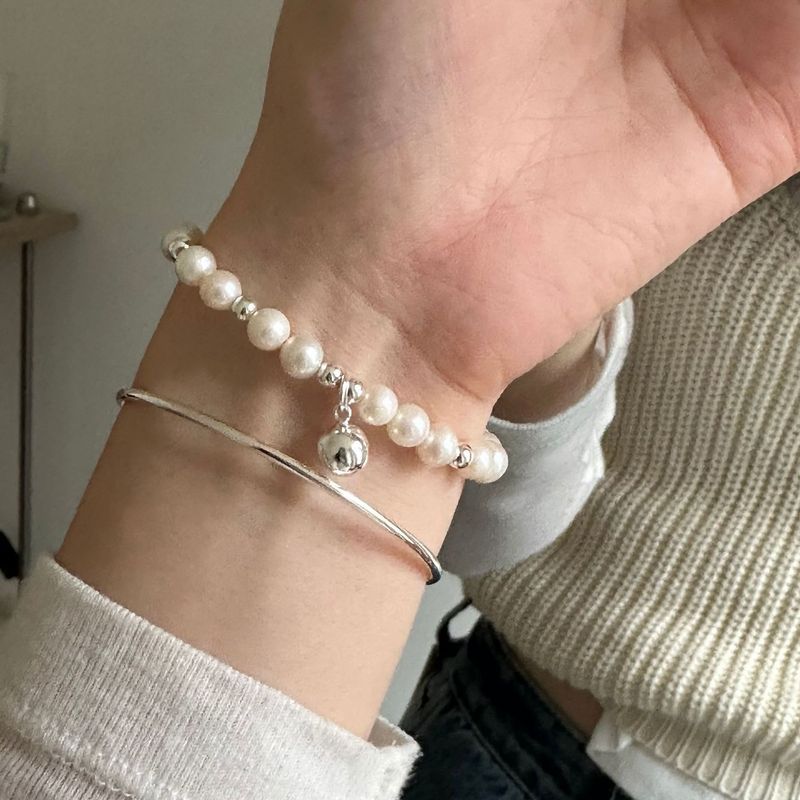 Pulsera de plata pura con diseño en capas de perlas de hilo rojo. Nueva primavera 2024. Versátil y moderna._voghion.com