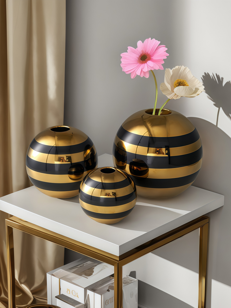 1 st. Zwarte en gouden gestreepte bolvaas is geschikt voor lichte luxe, high-end design, ornamenten met meerdere scènes, bloemstukken en vazen._voghion.com