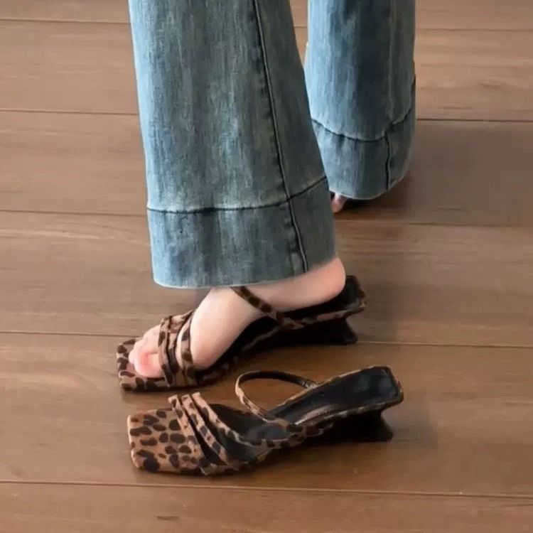 Keilabsatz Leopardenmuster Französischer Stil Atemberaubende kleine Feenschuhe Neue Sommer Outdoor High Heel Elegante Sandalen_voghion.com