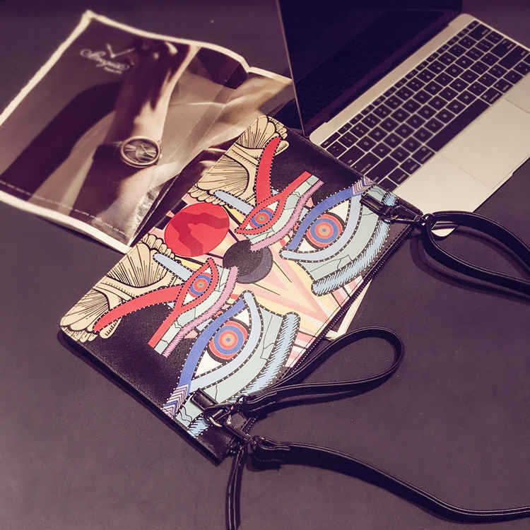 Korean version of fashionable printed handbag, trendy large capacity casual men's and women's shoulder, in hand grab_voghion.com