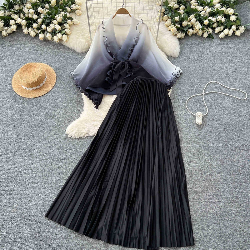 Abbigliamento da donna con spalline a cerniera e cardigan con colori sfumati, gonna a pieghe a vita alta, tailleur due pezzi_voghion.com