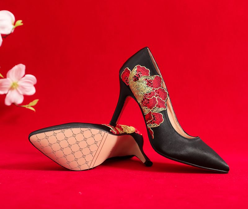 Hohe Brautschuhe mit einzelnen dünnen Absätzen, spitzen Zehen, Samen, bestickt mit zartem Gras, Stoffschuhe, Damenschuhe_voghion.com
