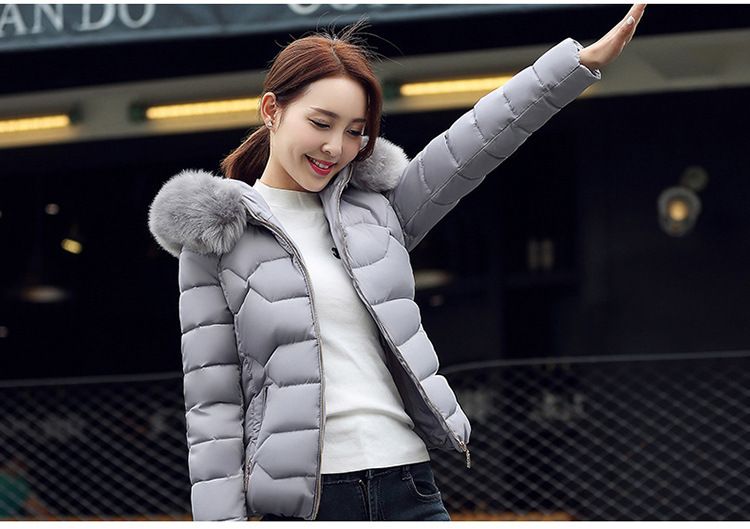 Damenbekleidung, stilvolle, kurze Pufferjacke mit Kapuze für den Winter für Damen – kuscheliger Kunstpelzbesatz, schmale Passform, Reißverschluss, mehrere Taschen, lässig und elegant_voghion.com