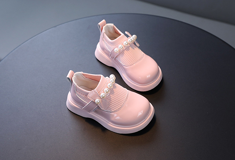 Kinderschuhe Prinzessin kleine Lederschuhe Runde Kindertanzschuhe aus Lackleder mit großen Perlen und fliegenden Stricklederschuhen_voghion.com