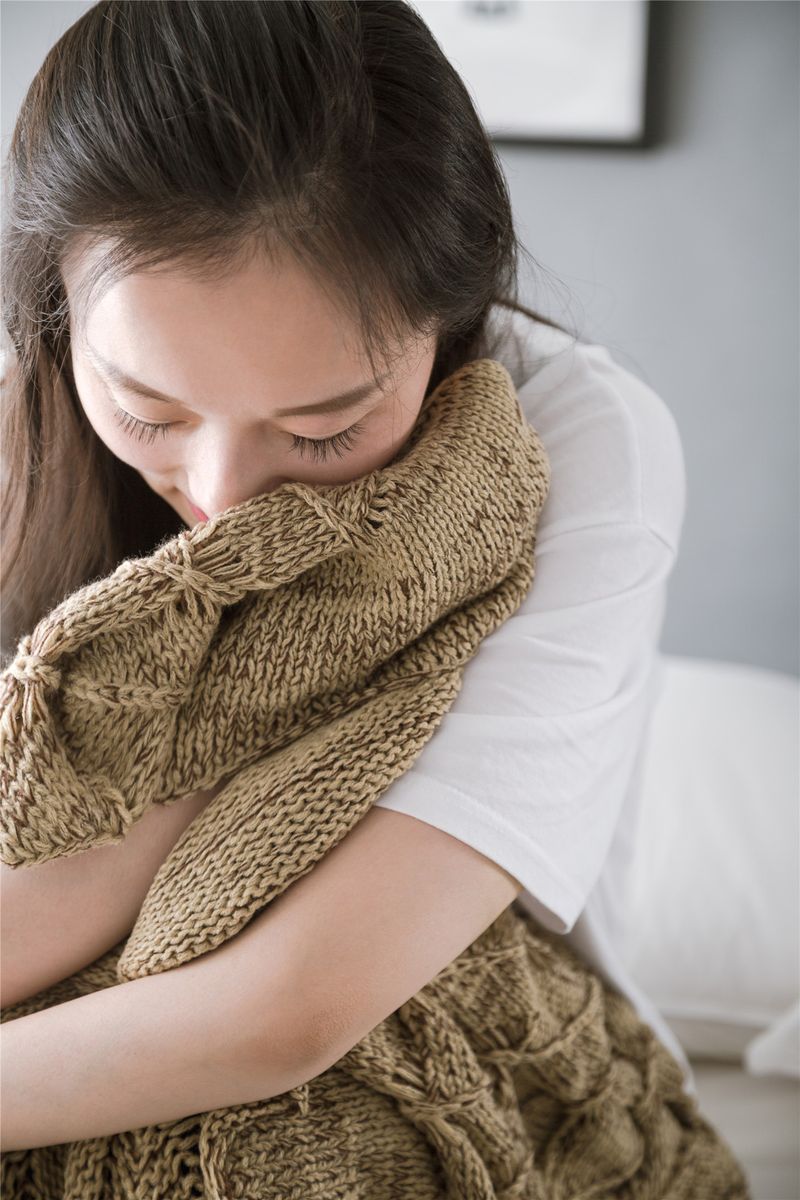 Coperta di lana lavorata a maglia con motivo a coda di pesce e motivo a squame di sirena._voghion.com