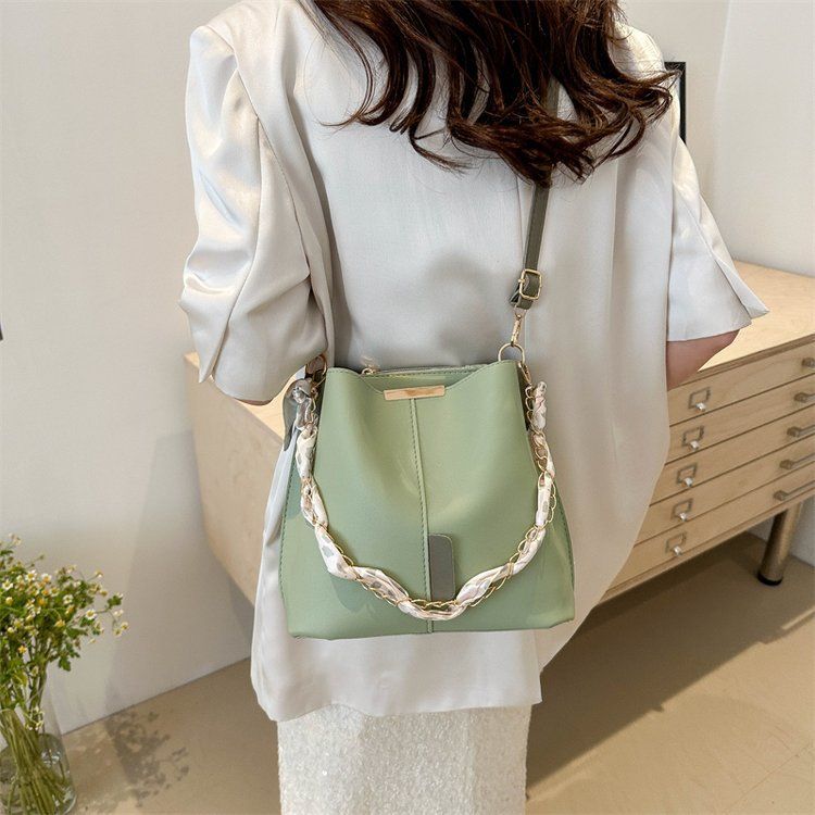 Secchiello alla moda ad alta capacità nel 2024, nuova tracolla a catena con design di nicchia, borsa a tracolla per donna_voghion.com