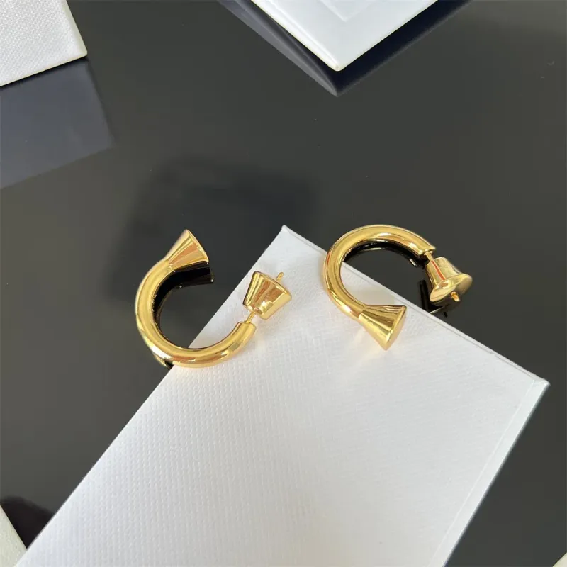 2025 Neue glänzende Ohrringe im europäisch-amerikanischen Stil – schlicht und modisch, C-förmig, vielseitig und elegant._voghion.com