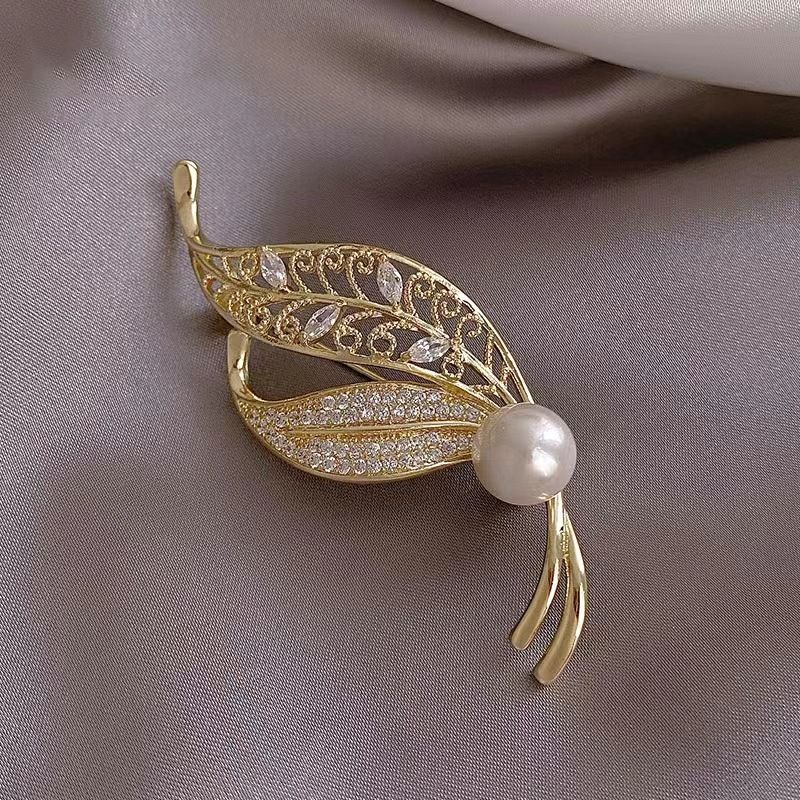 Korean version of leaf anti exposure brooch fashionable personality versatile diamond clothing accessories high grade pearl pin_voghion.com