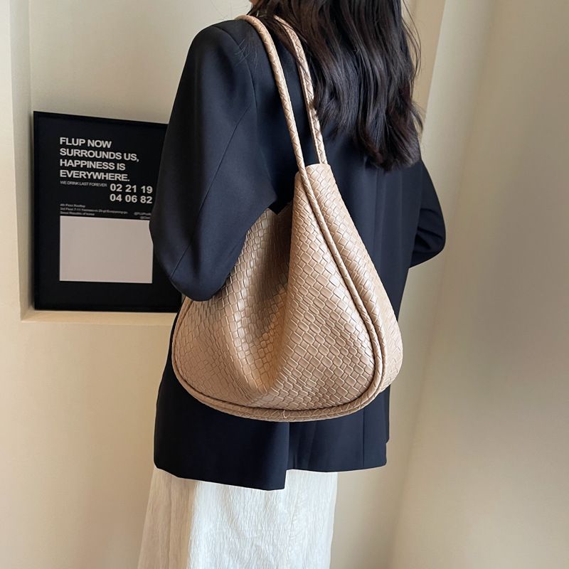 Nuova borsa a tracolla con texture di nicchia, semplice e casual, da donna, di grande capacità, portatile e alla moda, 2024_voghion.com