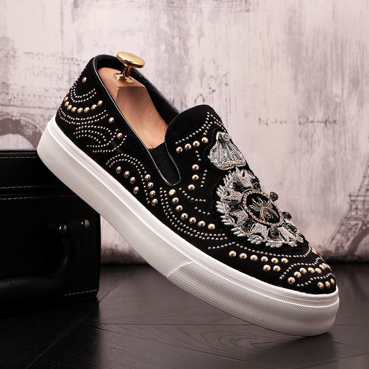 Neue lässige Nieten vielseitig einsetzbar kann mit nur einem Fuß getragen werden. Water Diamond Loafers ein spiritueller Trend für junge Männer, Männer_voghion.com