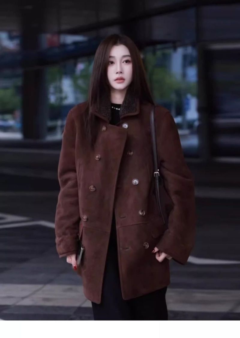 2024 neue Melad Kleine Stil Mid-Länge Braun Wildleder Schaffell Dicken Mantel Für Frauen Herbst Winter_voghion.com