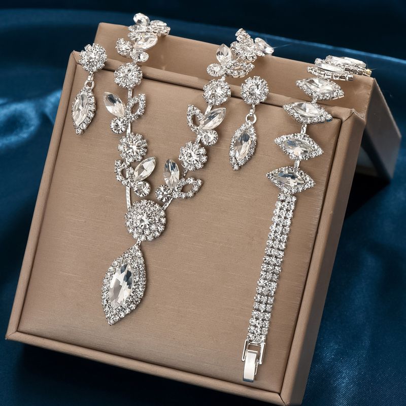 Set di gioielli da donna, gioielli di moda all'ingrosso, set di gioielli da sposa con fiori in cristallo bianco, collana, accessori per abiti da sposa e banchetti alla moda._voghion.com