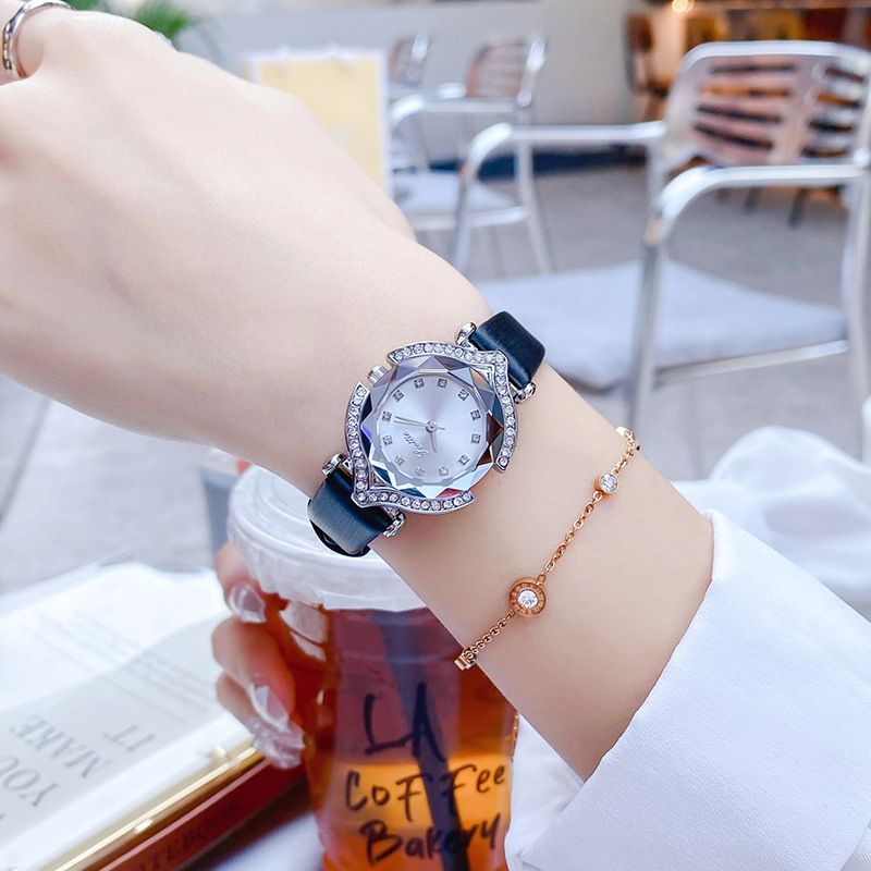 Gaudí Korean Fashion Elegant Diamonds, personalisierte Damenuhr mit rautenförmigem Spiegel und Lederarmband_voghion.com