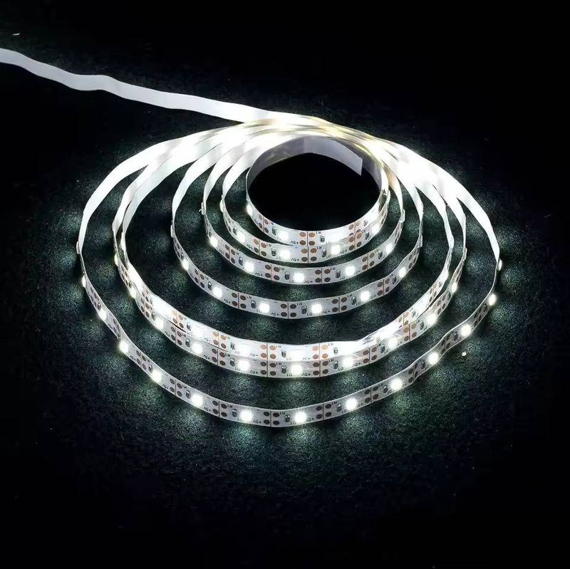 3AA Batteriebetriebenes 5V LED-Lichtband, 2835 SMD-Chip, 30 LEDs/Meter, flexibles selbstklebendes Band für Schrank, Zimmer, Dekoration (weißes/warmes Licht)_voghion.com