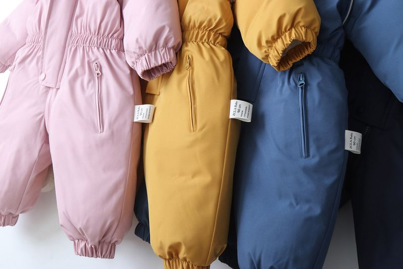 Farblich abgesetzter, fleecegefütterter Schneeanzug mit Kapuze für Kleinkinder – Winter-Thermo-Einteiler mit Reißverschluss, weiches Polyester, Unisex (80–120 cm)_voghion.com