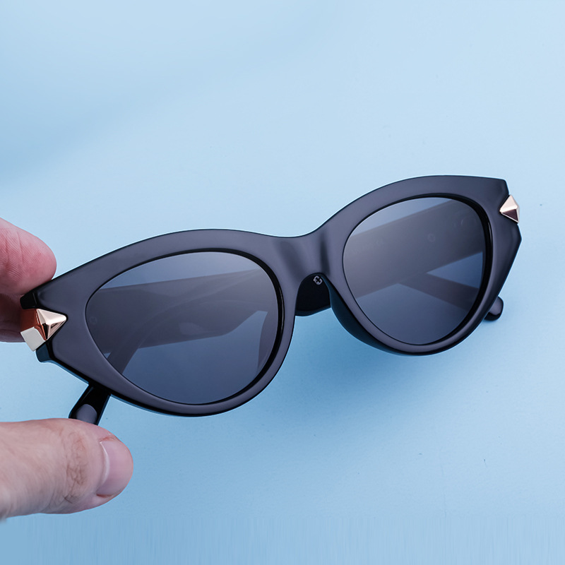 Foto di strada alla moda cat's eye, occhiali da sole resistenti ai raggi UV, occhiali da sole femminili_voghion.com