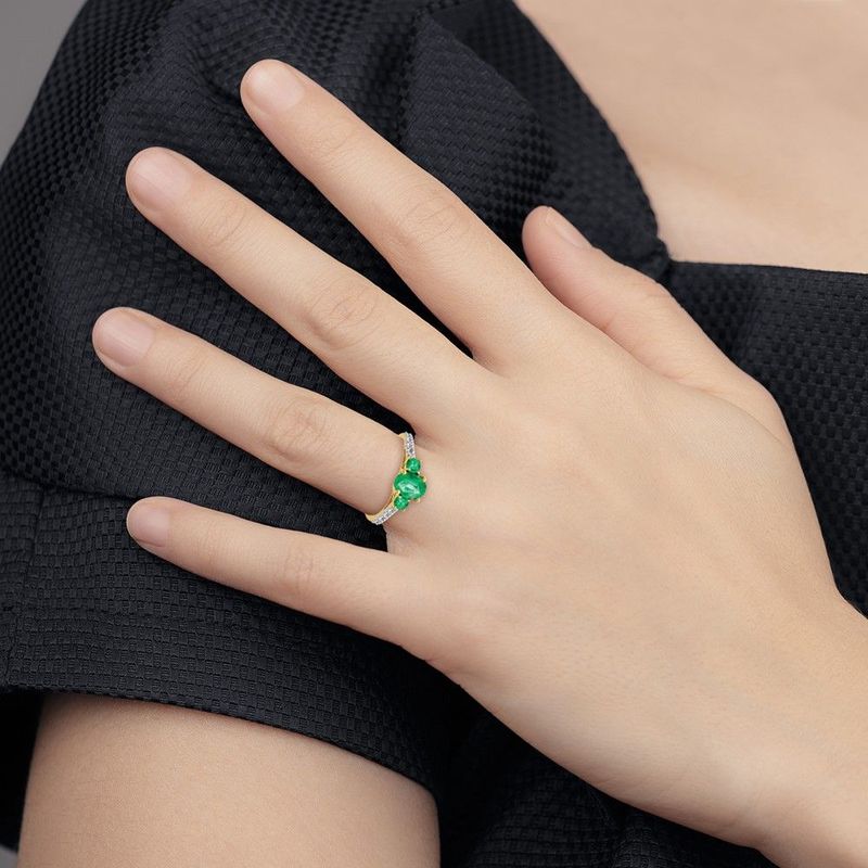 14k Oval Emerald And Diamond Ring_voghion.com