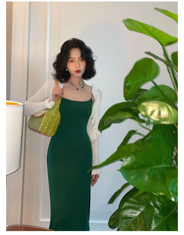 Französisches Kleid mit Spaghettiträgern, hoher Taille, schlankmachendem Bodycon, Pure Desire Base 2025_voghion.com