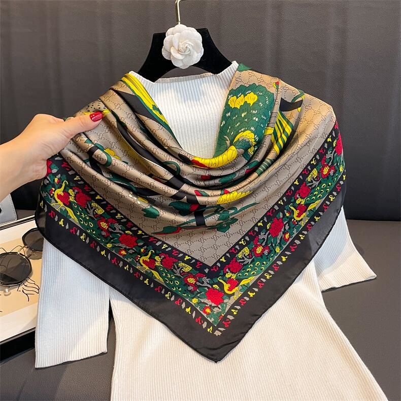 Großer Seidenschal mit Blattdruck im Ethno-Stil und hochwertigem Touch, 110 x 1 10_voghion.com