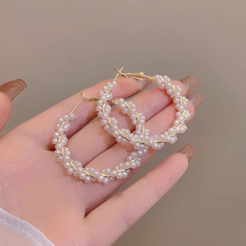Cerchio di temperamento di lusso leggero di fascia alta perla 2024 nuovi anelli alla moda fibbie per le orecchie da donna orecchini di design di nicchia_voghion.com