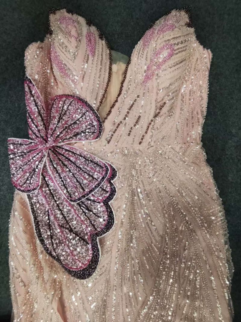 Elegante abito da sera a sirena con spalle scoperte, paillettes e farfalle, con spacco alto - Abito formale in poliestere elasticizzato per balli di fine anno, banchetti e feste_voghion.com