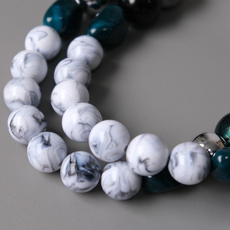 Modische, persönlichkeitsstarke, handgefertigte Farbblock-Harztasche mit Perlen und Handkette aus Acrylperlen_voghion.com