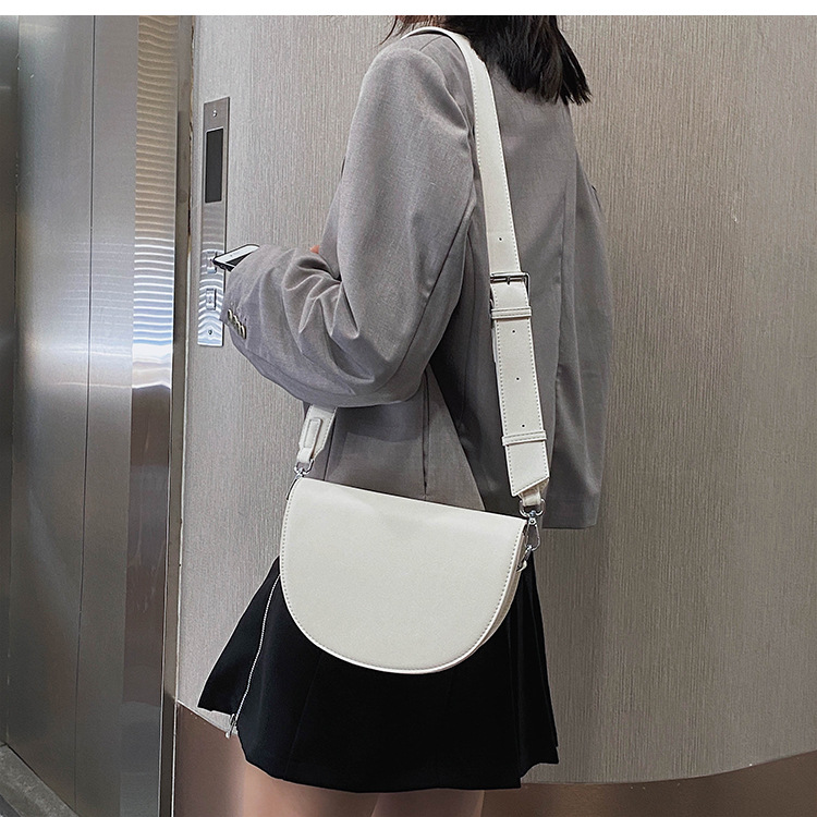 Internet-Promi-Textur breiter Riemen einzelne Schulter Crossbody Damen Frühling neue trendige Satteltasche_voghion.com
