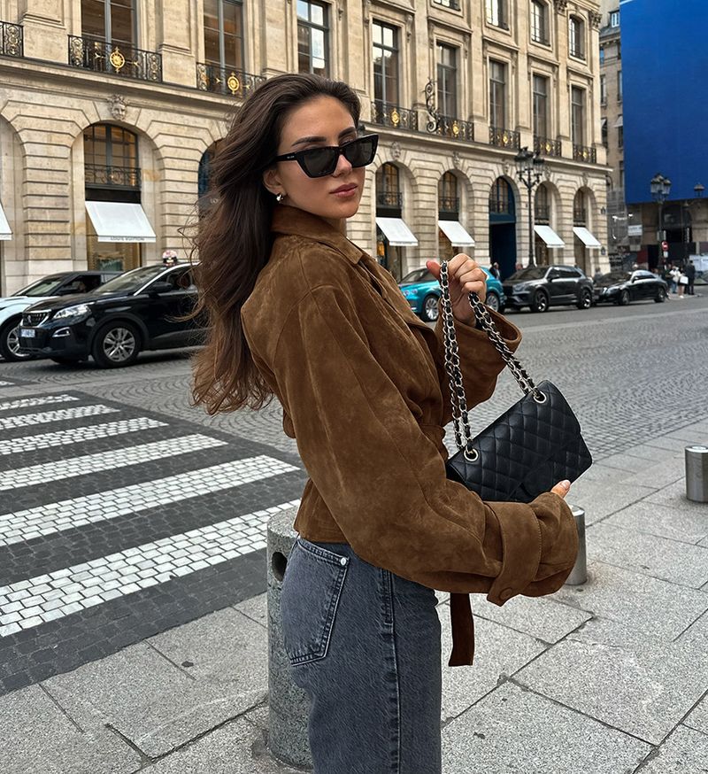 Blazer élégant en daim avec revers crantés et fermeture à double boutonnage – Finition mate douce pour la mode automne/hiver_voghion.com
