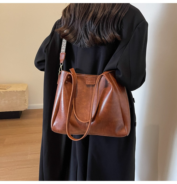Large capacity commuting tote bag 2024 new handbag texture wide shoulder strap crossbody bag single shoulder bag_voghion.com