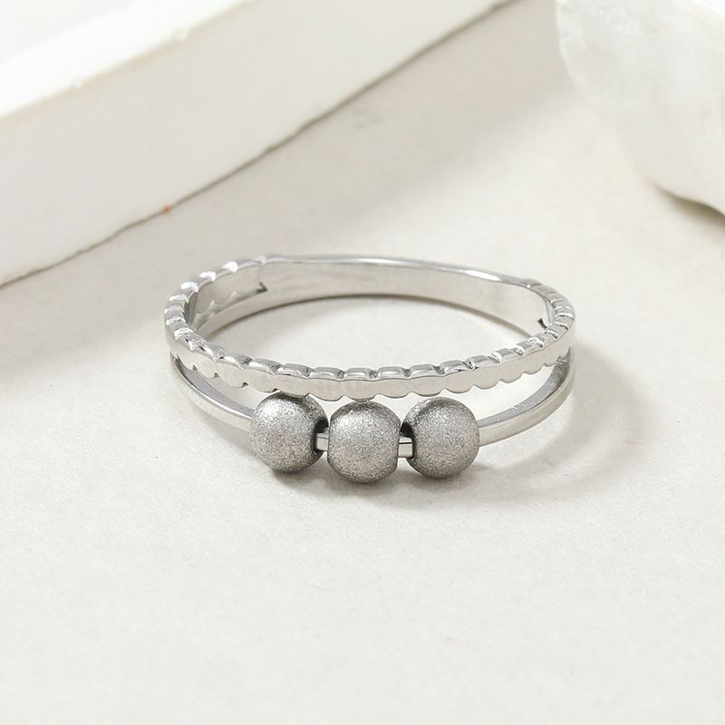 Anello in titanio alla moda con design di nicchia, anello a sfera mobile in acciaio a doppio strato cavo tagliato, accessorio di decompressione_voghion.com