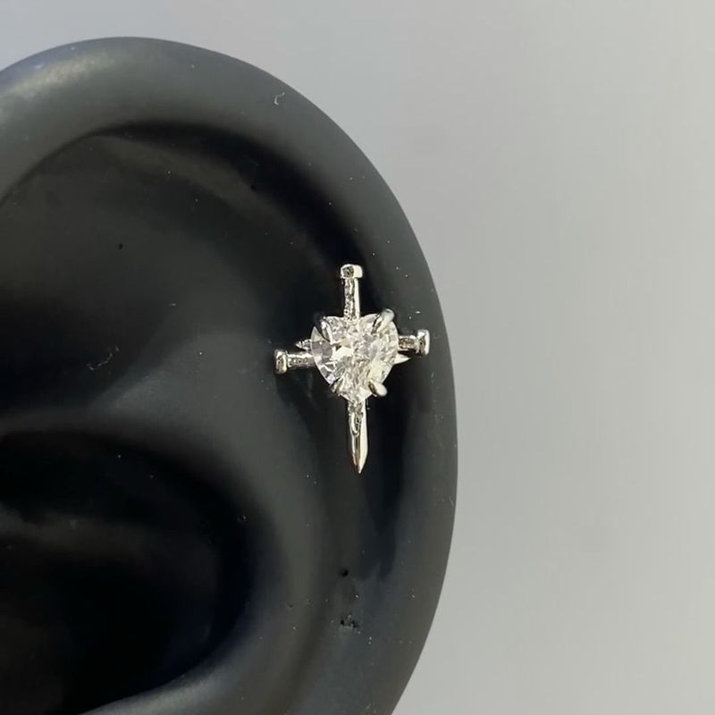 Super glänzendes Herzkreuz, neue Herbst-Winter-elegante Design-Nische, exquisite Mode-Persönlichkeitsohrringe_voghion.com