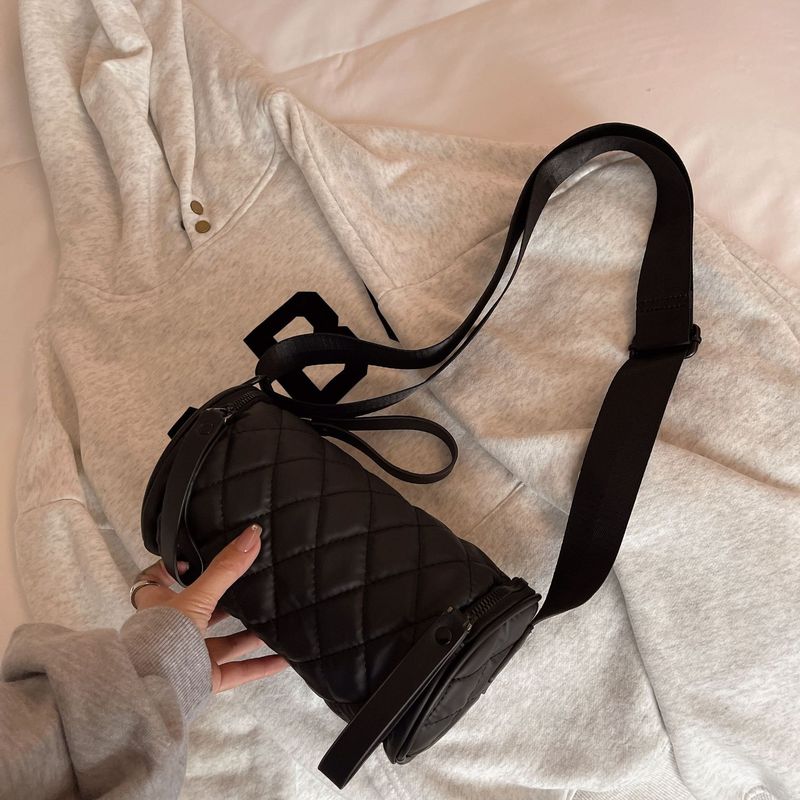 Cuscino a tracolla da donna con cilindro Lingge in tessuto di nylon Oxford 2024 Nuova borsa a secchiello per l'acqua a scacchiera_voghion.com