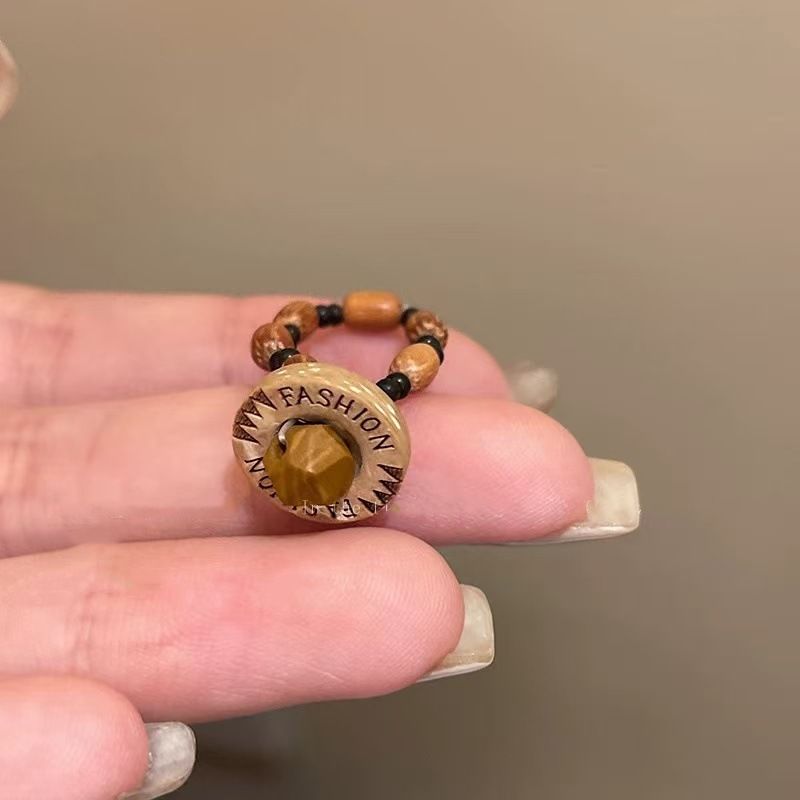 Anello per indice a strati personalizzato con cordino da mano, in stile vintage marrone con perline ceche, vetro e legno._voghion.com