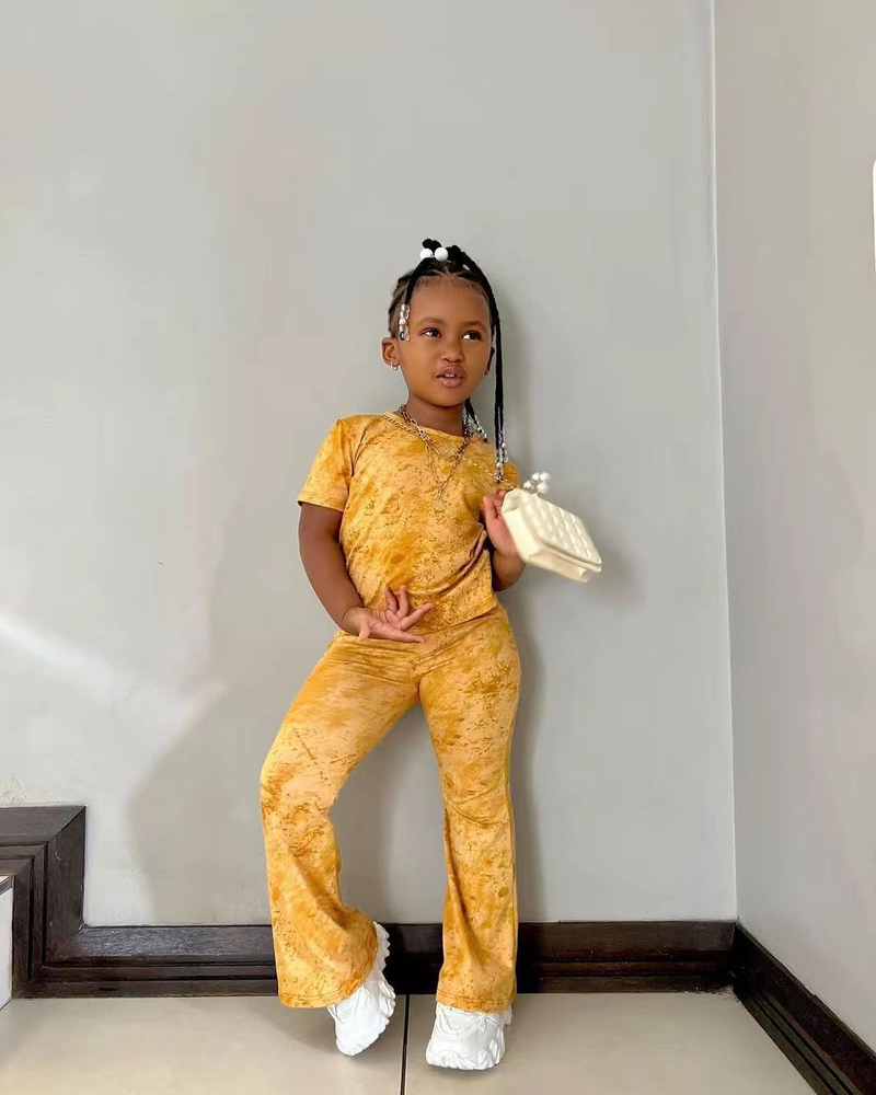 M8025 Comercio exterior europeo y americano 2023 nuevo estilo Instagram ropa para niños conjunto de manga corta Veet dorado para niña_voghion.com