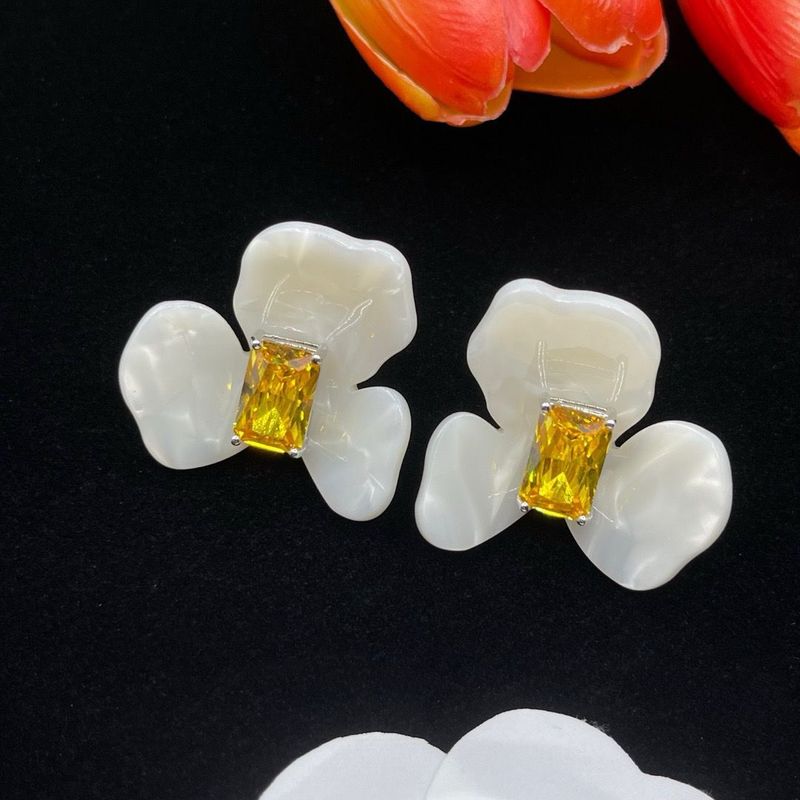 Weiße Irisblume, neues chinesisches quadratisches Nischendesign, zerlegte weiße minimalistische Temperamentohrringe, französischer Stil_voghion.com
