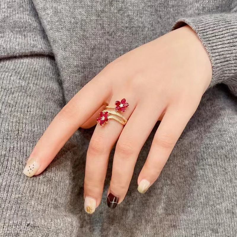 2025 Nouveautés Mode Vintage Délicate Floral Ruby Rings pour Tempérament Féminin Incrusté Plein de Zircone Cubique Ouverture Anneau Fête_voghion.com