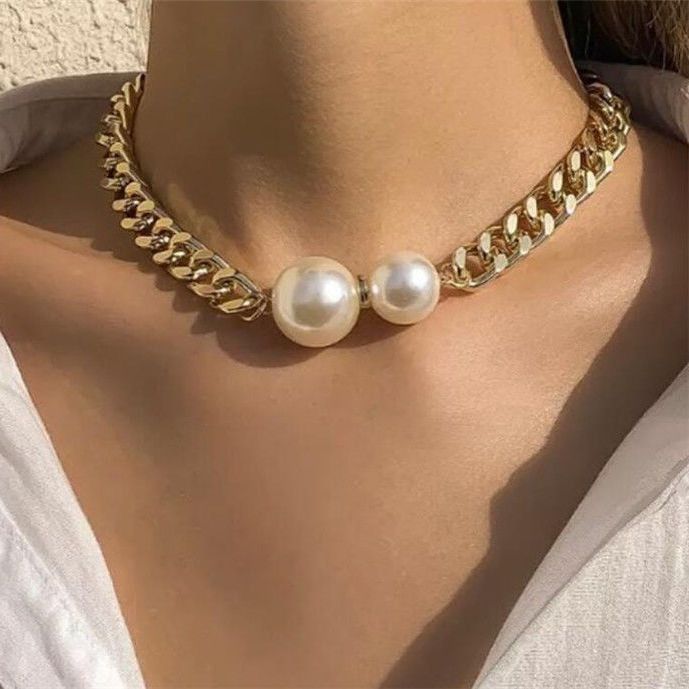 Collana con catena piatta in metallo dorato con perle grandi e piccole, nuova moda 2023, INS_voghion.com
