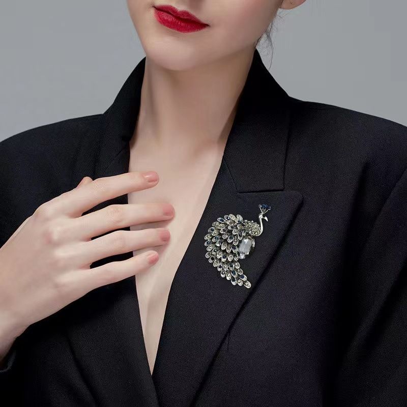 Korean fashion creative retro crystal peacock brooch alloy diamond corsage female pin clothing accessories_voghion.com